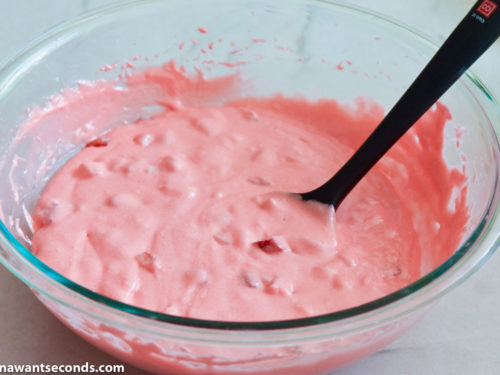 How to make strawberry jello cake, mixing the cake mixture and strawberries