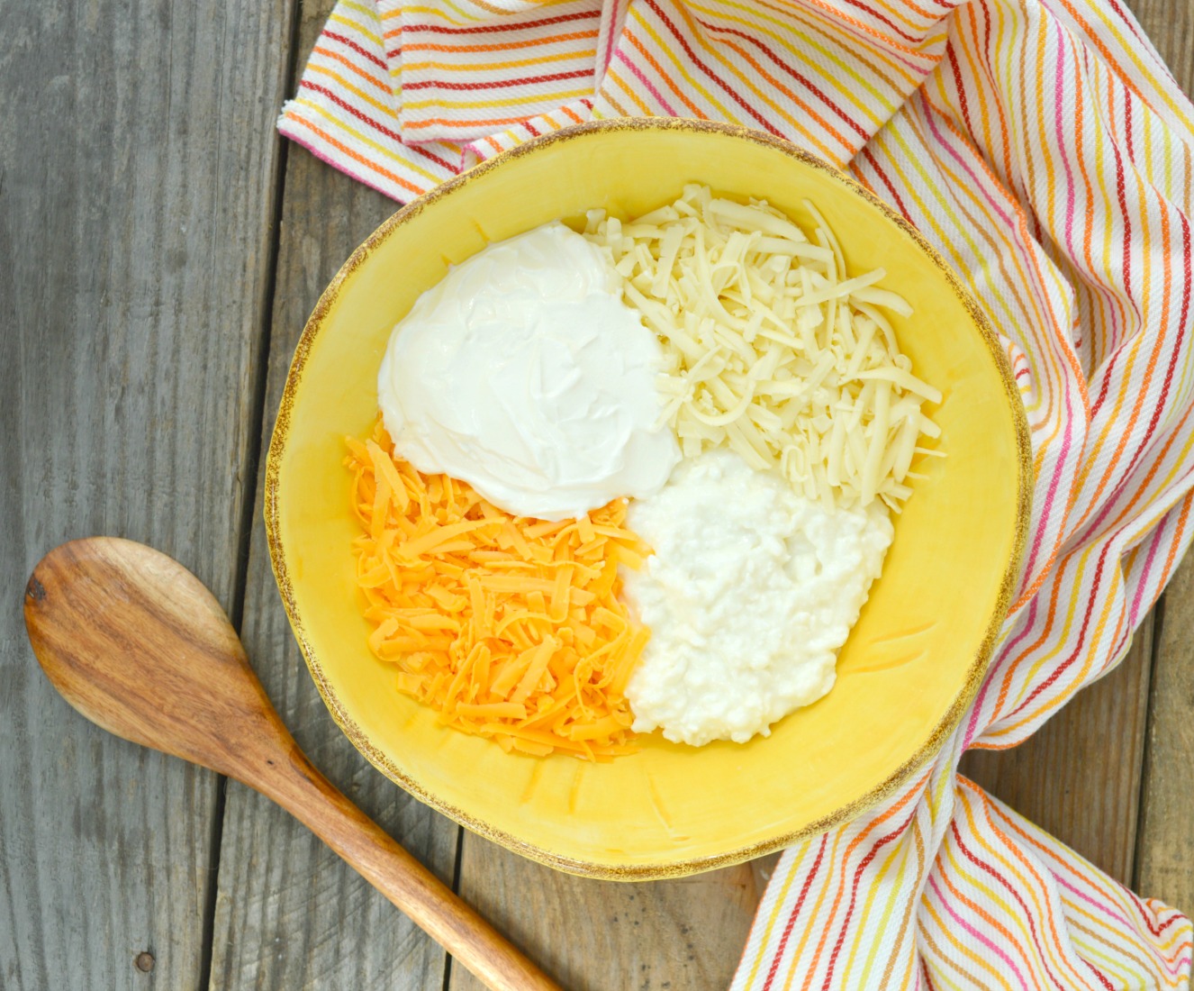 how to make cheesy chicken enchiladas step 1, mix cheeses and sour cream