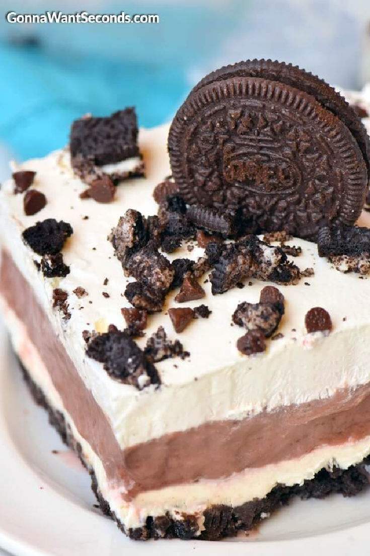 chocolate lasagna topped with crushed oreos 