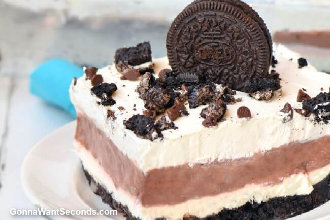 chocolate lasagna with oreos topped with crushed oreos