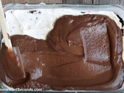 how to make chocolate lasagna , spreading the chocolate pudding mixture