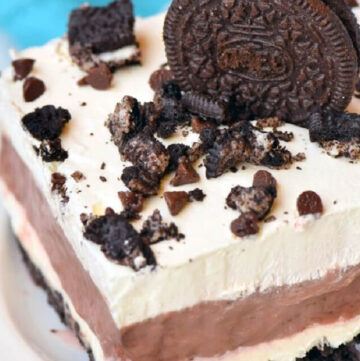 chocolate lasagna topped with crushed oreos