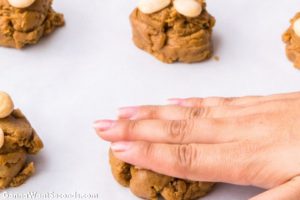 How to make Lebkuchen, lightly pressing the cookies