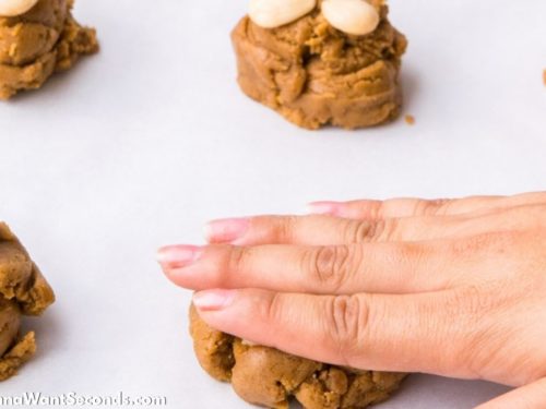 How to make Lebkuchen, lightly pressing the cookies