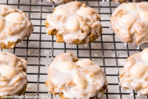 How to make Lebkuchen, cookies on a cooling rack for dripping glaze