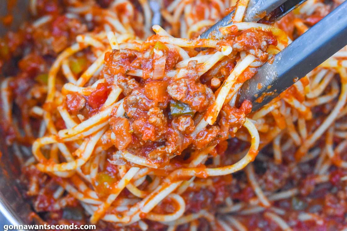 How to make Spaghetti Recipe with Ground Beef, mixing pasta and sauce in a pot