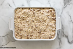 how to make oatmeal apple crisp , topping the toppings over the fillings