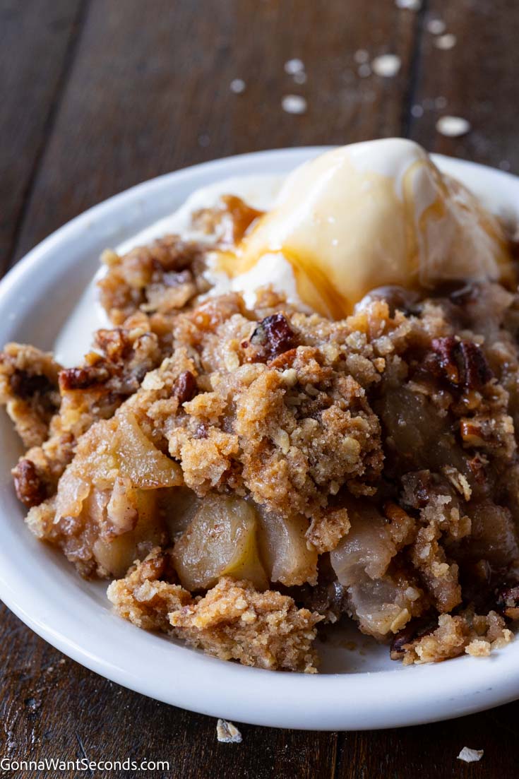 apple crisp with oats with ice cream on the side