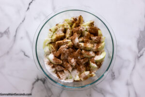 how to make easy apple crisp , mixing the filling ingredients