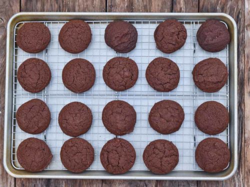 How to make chocolate Christmas cookies, placing the cookies on the cooling rack