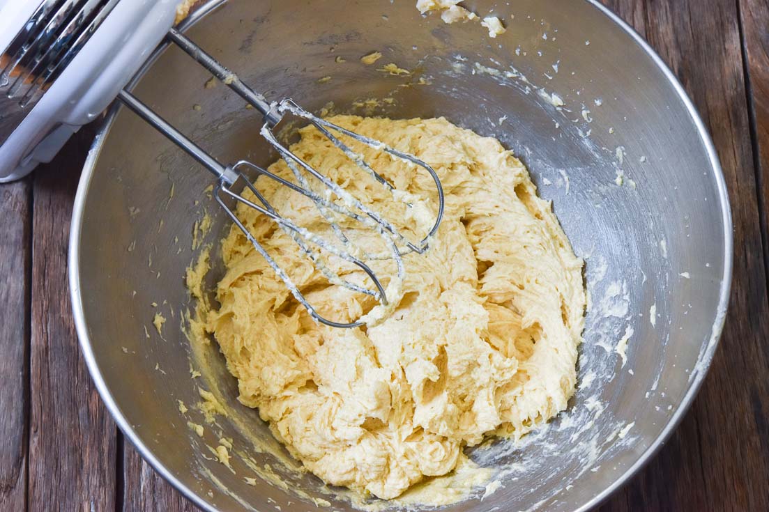 how to make soft chocolate chip cookies, mixing the wet ingredients