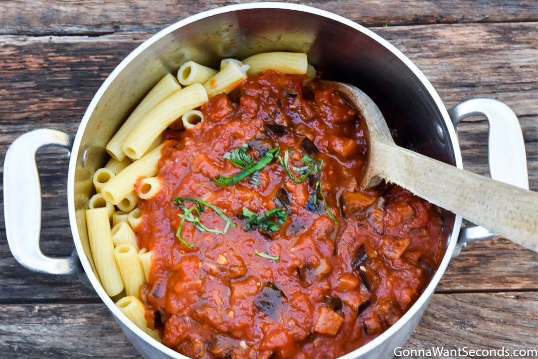 How to make Pasta Alla Norma, mixing sauce and pasta in the pot