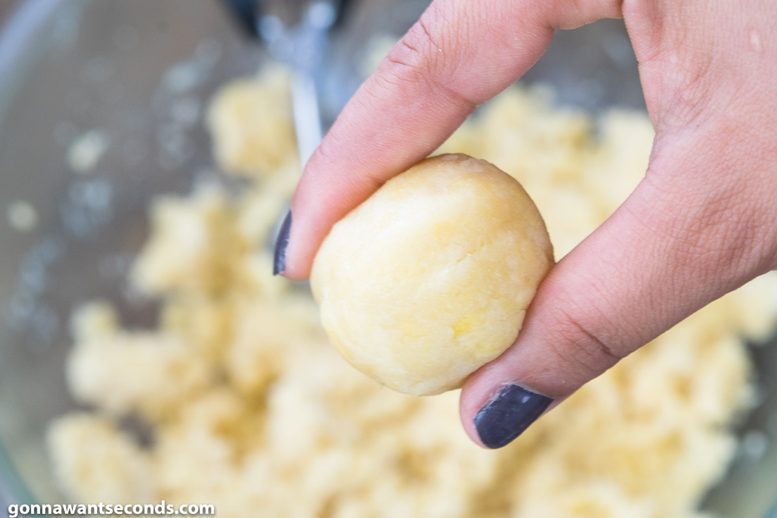 How to make Chinese Almond Cookies, forming a cookie dough ball