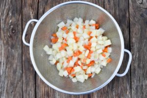 How to make KFC chicken pot pie, draining boiled potatoes and carrots