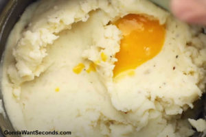 How to make Alton Brown Shepherd's Pie, adding yolk to mashed potatoes
