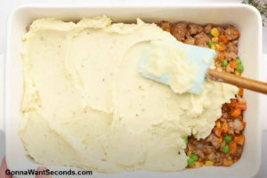 How to make Alton Brown Shepherd's Pie, spreading mashed potatoes on top of the meat filling
