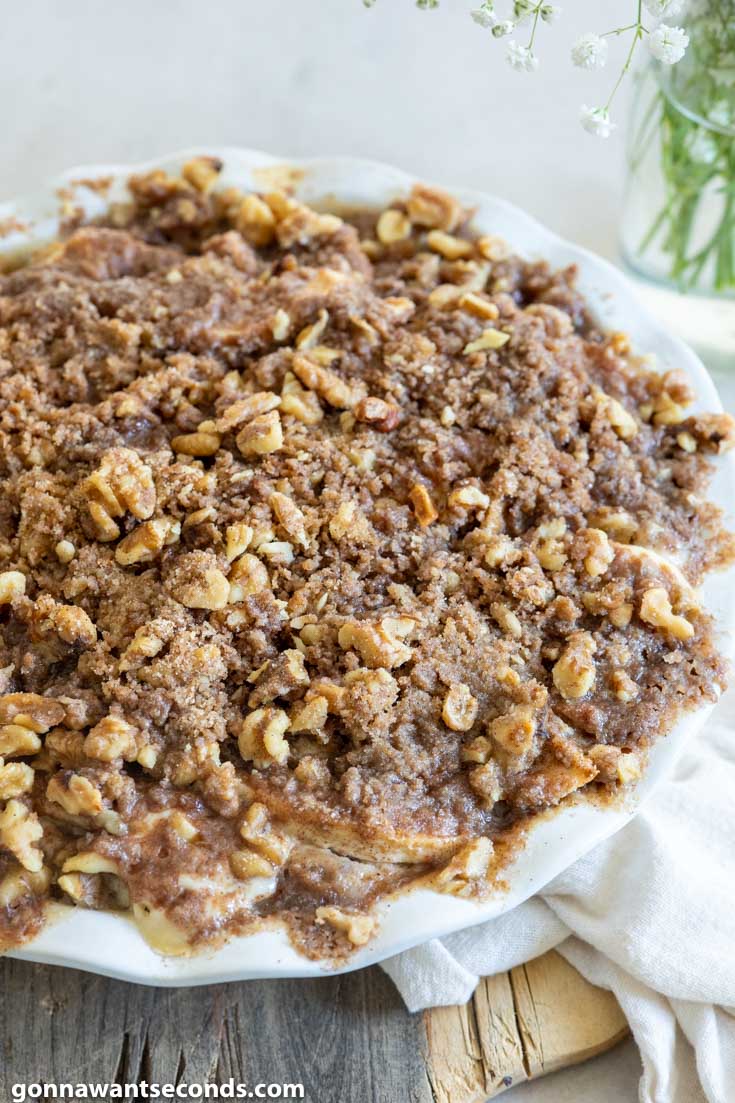 Sour Cream Apple Pie with crumb topping in a pie plate 