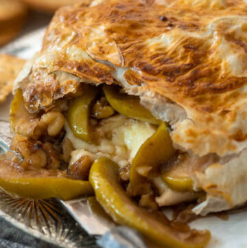 This warm gooey baked brie en croute is topped with sautéed apples and walnuts, then wrapped in flaky puff pastry. A show-stopping appetizer!