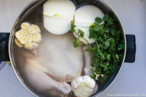 How to make pozole verde, chicken and other ingredients in a pot for boiling