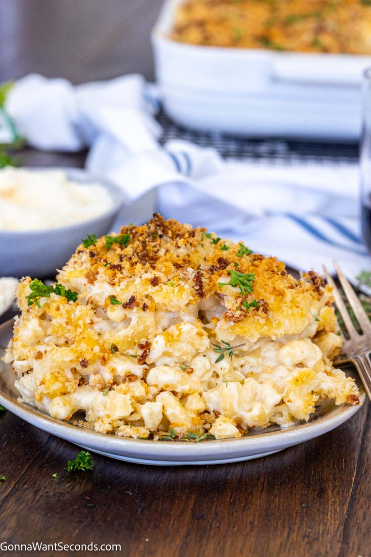 smoked gouda mac and cheese with breadcrumbs on a plate