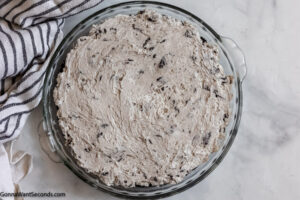 How to make easy oreo pie spreading mixture over crust