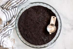 How to make oreo cream pie recipe pressing the crust in the pie dish