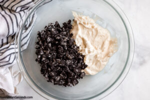 How to make oreo cream pie combining cream cheese mixture and oreos