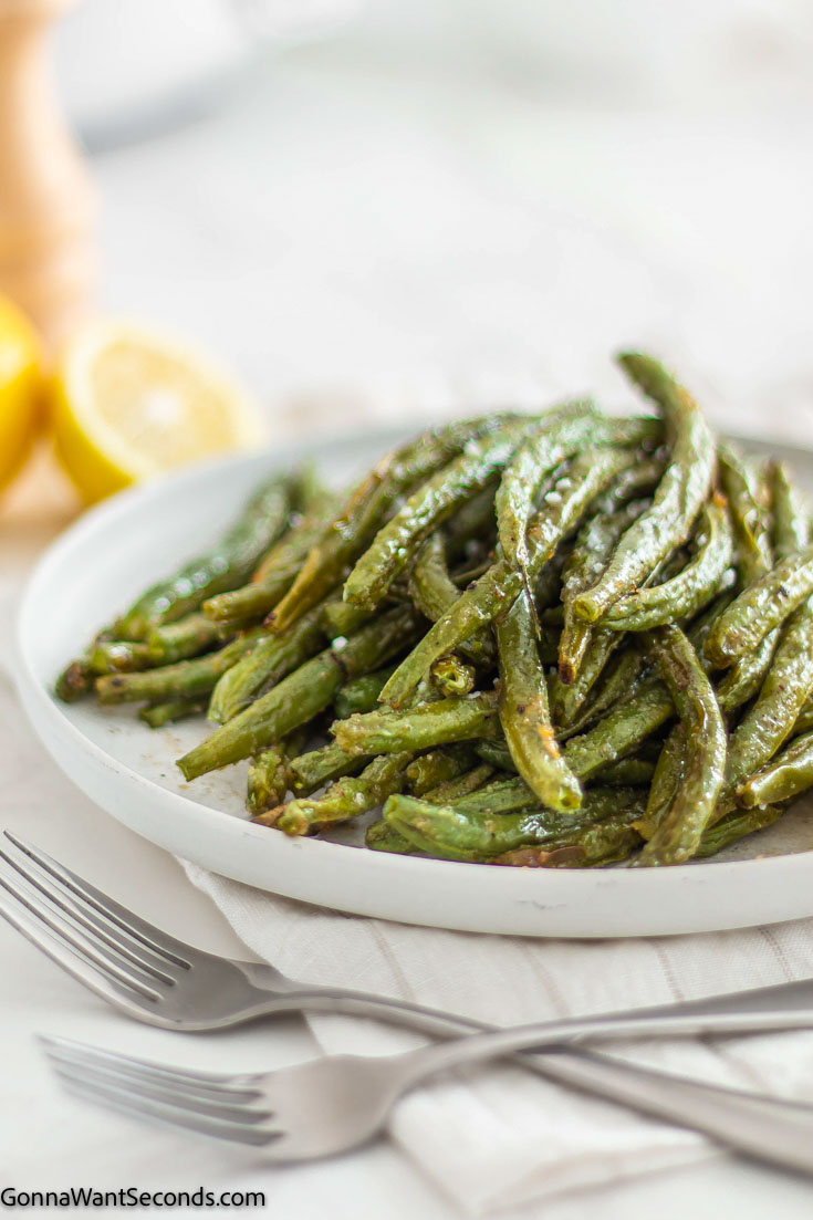 air fry green beans on a plate