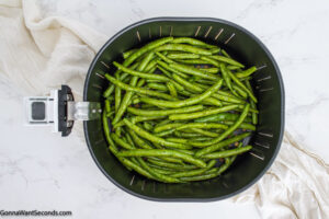 how to make crispy air fryer green beans , placing beans in the air fryer