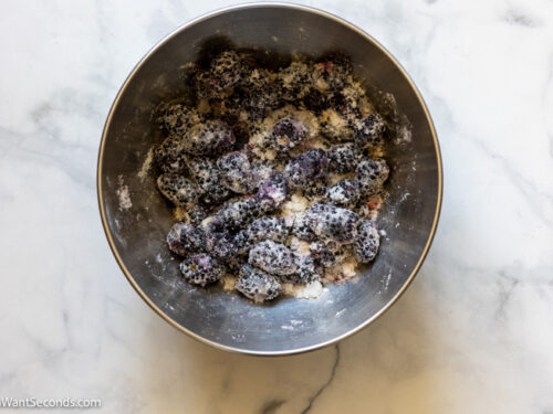 how to make blackberry cobbler, mixing fruit filling