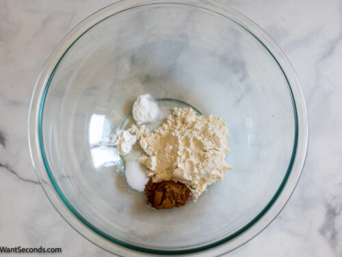 How to make irresistible pumpkin pie cupcakes , mixing the dry ingredients