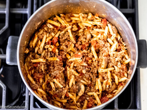 How to make Johnny Marzetti Casserole , mixing the pasta and the sauce