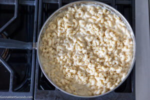 how to make cracker barrel mac and cheese oven baked step 6, stir in cheese and cooked pasta