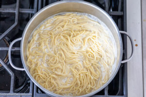 how to make tiktok viral spaghetti step 6, add pasta to Alfredo sauce