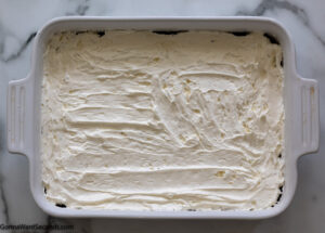 how to make oreo delight with chocolate pudding step 6, Spread it over the Oreo crust.