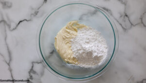 how to make oreo delight step 4, Add confectioners’ sugar. Beat.