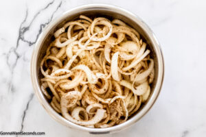 Step 3 how to make Tennessee baked onions, sprinkle the seasoning in a bowl of onion rings and toss to coat.