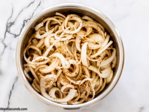 Step 3 how to make Tennessee baked onions, sprinkle the seasoning in a bowl of onion rings and toss to coat.