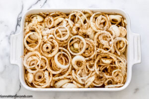 Step 4 how to make Tennessee onions casserole, arrange the onion rings to the prepared baking sheet.