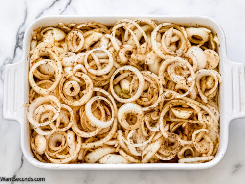 Step 4 how to make Tennessee onions casserole, arrange the onion rings to the prepared baking sheet.