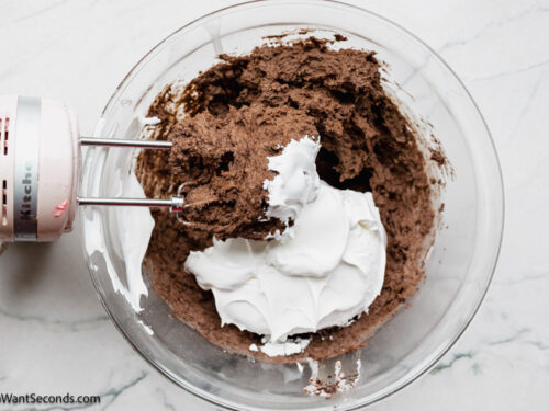Step 4 how to make easy chocolate pudding pie, Beat it until it thickens. Add the Cool Whip.