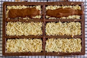 Step 4 how to make Dubai viral chocolate bar, Pour the remaining melted chocolate on top of the filling.