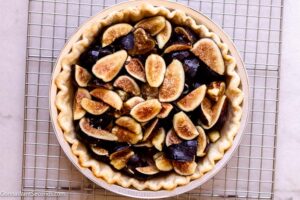 Step 2 how to make fresh fig pie, Arrange the figs in the cooled pie crust.