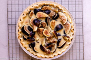 Step 4 how to make fresh fig pie, Pour the mixture over the figs.