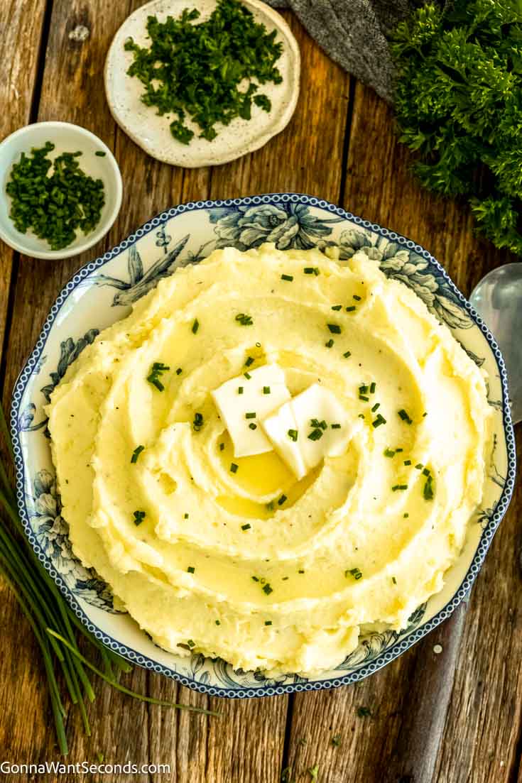 These creamy and smooth mashed potatoes are the perfect fool-proof side dish. It's not only for special occasions, it can be served up at any time! #mashedpotatoes #potatoes mashed potatoes in a bowl