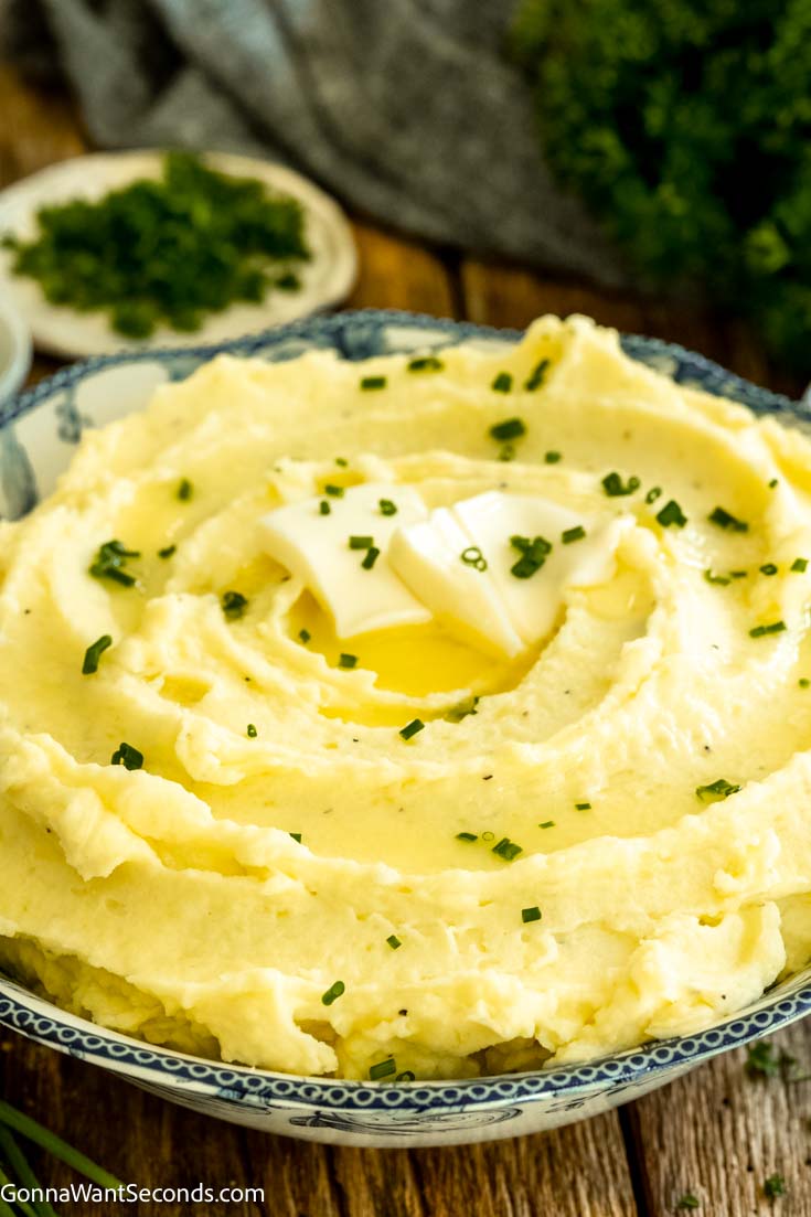These creamy and smooth mashed potatoes are the perfect fool-proof side dish. It's not only for special occasions, it can be served up at any time! #mashedpotatoes #potatoes mashed potatoes in a bowl