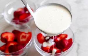 Step 3 how to make frescas con crema, Pour the sweet cream mixture in each cup.