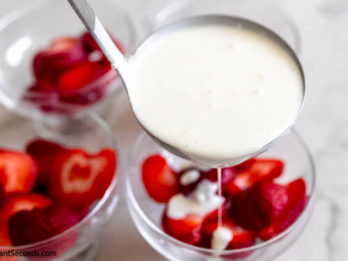 Step 3 how to make frescas con crema, Pour the sweet cream mixture in each cup.