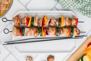 Step 3 how to make grilled chicken kabobs, Assemble the chicken pieces and vegetables to a skewer.