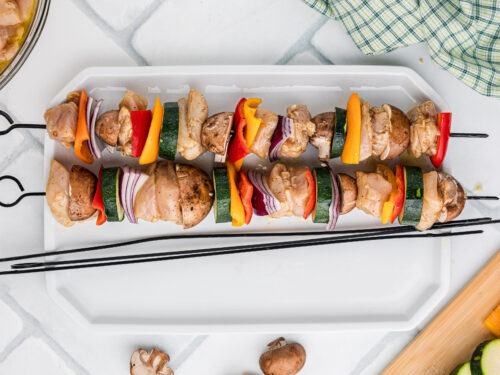 Step 3 how to make grilled chicken kabobs, Assemble the chicken pieces and vegetables to a skewer.